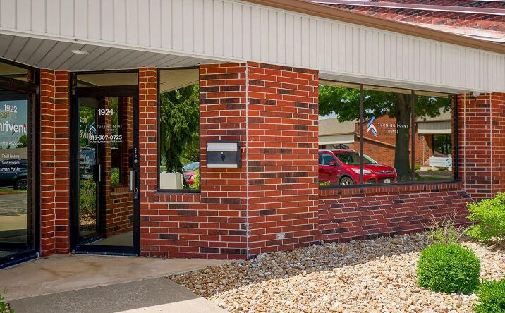 Pictures of Office property located at 1924 Copper Oaks Circle, Blue Springs, MO 64015 for sales - image #1
