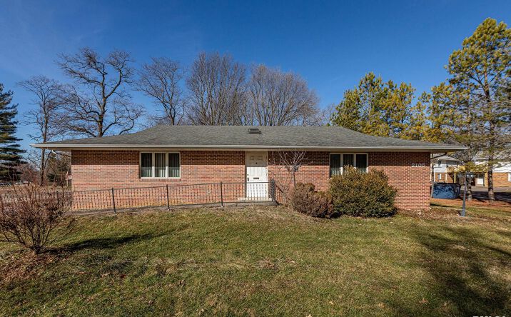 Pictures of Office property located at 2105 N PARKWAY Drive, Pekin, IL 61554 for sales - image #1