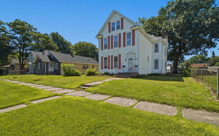 Pictures of Multifamily property located at 1121 W 14th Street, Davenport, IA 52804 for sales - image #1