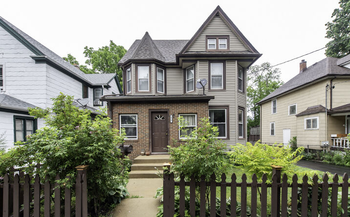 418 Lawn Court, Waukegan