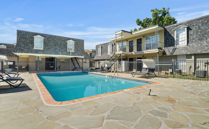 Pictures of Multifamily property located at 915 S College Rd, Lafayette, LA 70503-2811 for sales - image #1