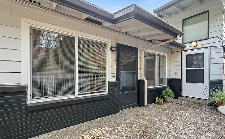 Pictures of Multifamily property located at 3216 SW 11th Ave, Portland, OR 97239 for sales - image #1