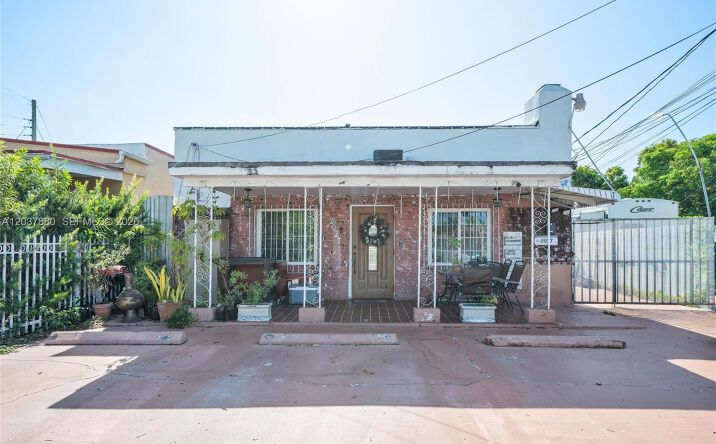 Pictures of Multifamily property located at 2027 SW 58th Ave, Miami, FL 33155 for sales - image #1