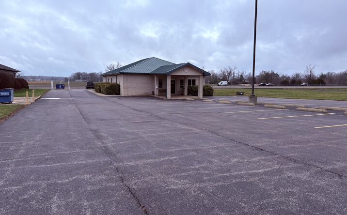 Pictures of Business for Sale, Office property located at 404 Rushing Drive, Herrin, IL 62848 for sales - image #1