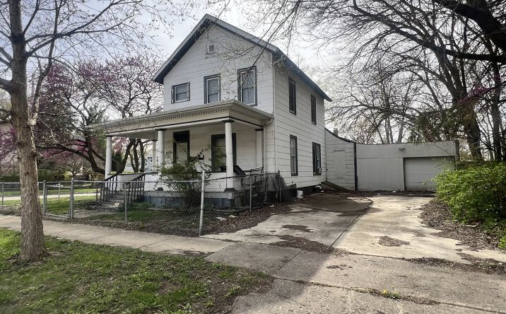 Pictures of Multifamily property located at 902 N Lee Street, Bloomington, IL 61701 for sales - image #1