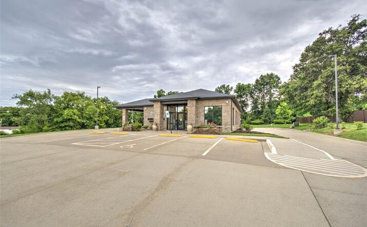 Pictures of Retail property located at 3695 E WILLIAM ST RD, DECATUR, IL 62521 for sales - image #1