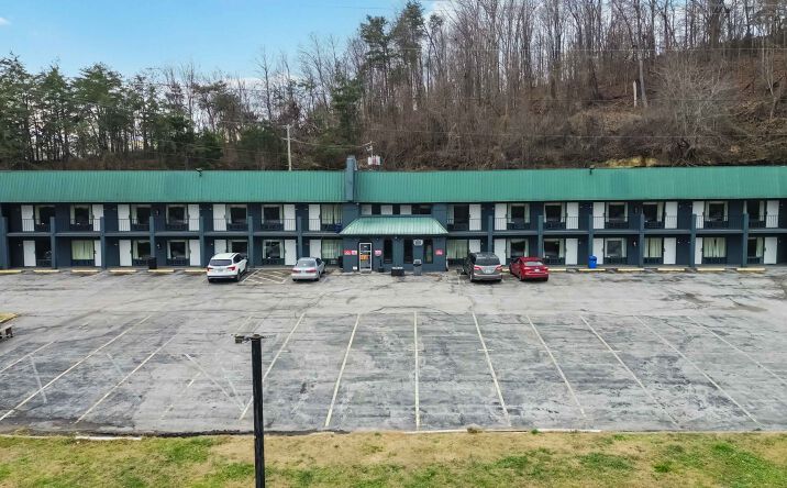 Pictures of Hospitality property located at 1798 S WILDERNESS RD, MOUNT VERNON, KY 40456-7627 for sales - image #1