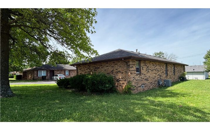 Pictures of Multifamily property located at 1009 S Kansas Ave, Springfield, MO 65807, 1015 S Kansas Ave, Springfield, MO 65807 for sales - image #1