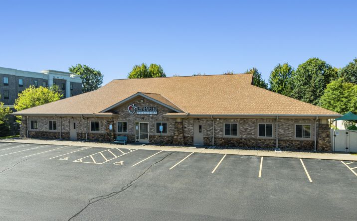 Pictures of Retail property located at 470 Imperial Ave N, Oakdale, MN 55128 for sales - image #1