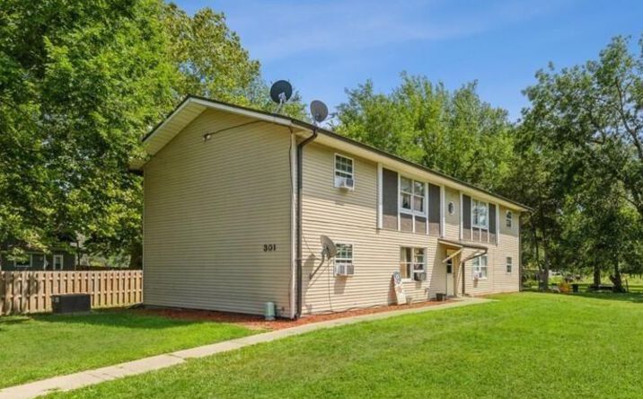 Pictures of Multifamily property located at 301 LARSON CT, HILLSDALE, IL 61257-7709 for sales - image #1