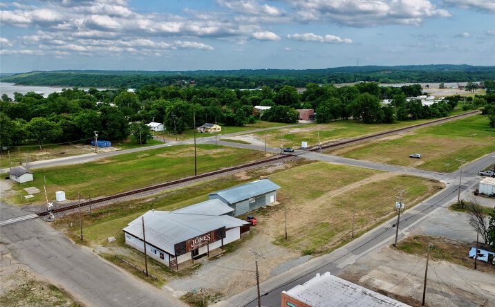 Pictures of Industrial, Office, Retail property located at 15 E Foley Street, Eufaula, OK 74432 for sales - image #1