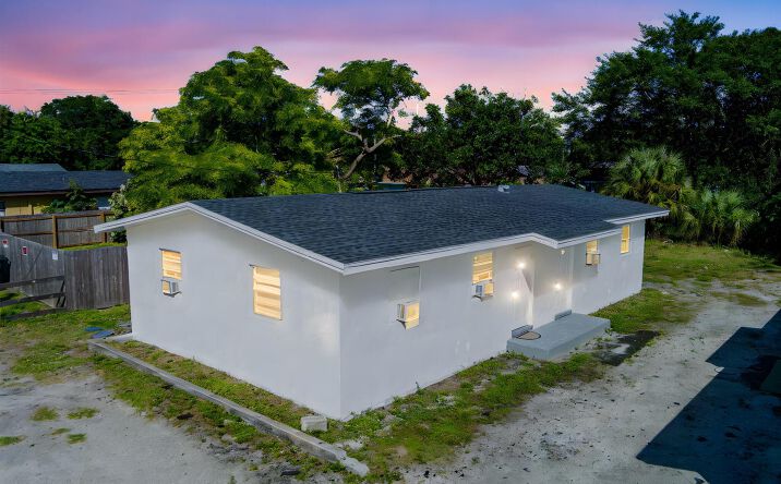 Pictures of Multifamily property located at 2108 Avenue E, Fort Pierce, FL 34950 for sales - image #1