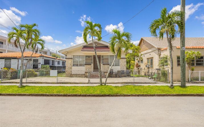 Pictures of Multifamily property located at 1468 SW 2nd St, Miami, FL 33135 for sales - image #1