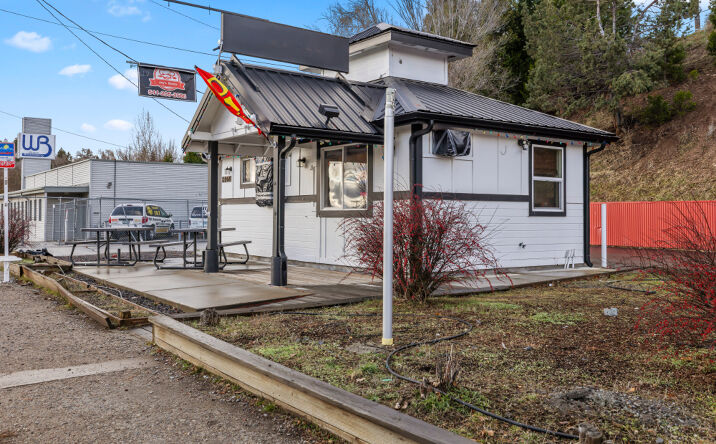 Pictures of Retail property located at 1402 OREGON AVE, KLAMATH FALLS, OR 97601 for sales - image #1