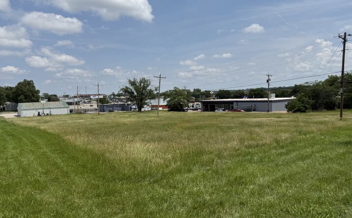 Pictures of Office, Retail, Land property located at 3605 SW BLVD, TOPEKA, KS 66611 for sales - image #1