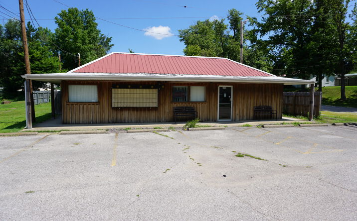Pictures of Retail property located at 3901 Broadway Avenue, Evansville, IN 47712 for sales - image #1