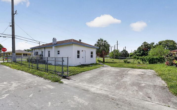 Pictures of Multifamily property located at 621 NW 3rd Avenue, Pompano Beach, FL 33060 for sales - image #1