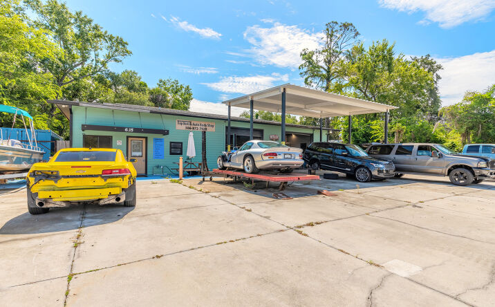 635 CARSWELL AVE, HOLLY HILL