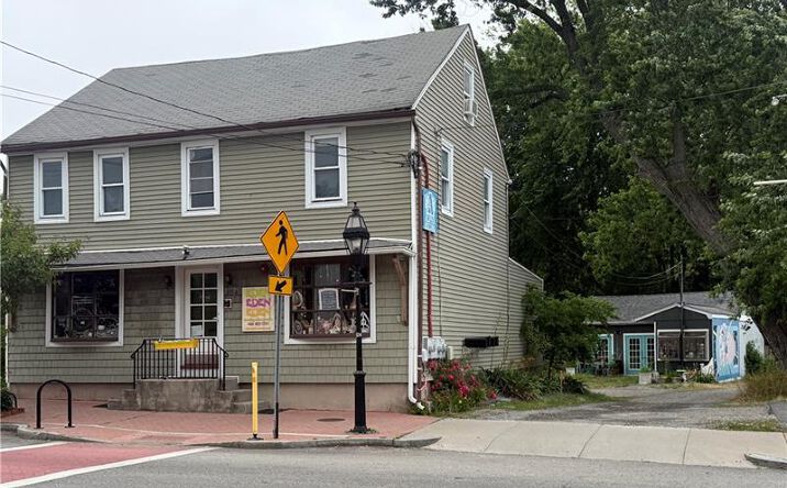 Pictures of Mixed Use, Office, Retail property located at 2154 BROAD ST CRANSTON RI 02905-3359, CRANSTON, RI 02905-3359 for sales - image #1