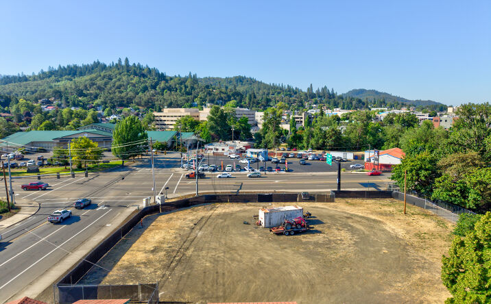 Pictures of Land property located at 328 NE WINCHESTER ST, ROSEBURG, OR 97470-3327 for sales - image #1