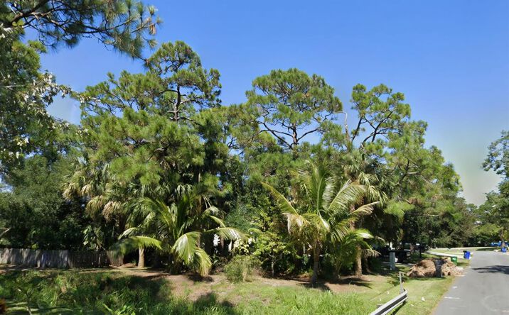 Pictures of Land property located at 726 Wentworth St, Sebastian, FL 32958 for sales - image #1