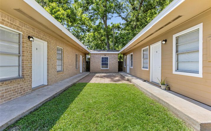 Pictures of Multifamily property located at 1001 W. Lobitt, Alvin, TX 77511 for sales - image #1