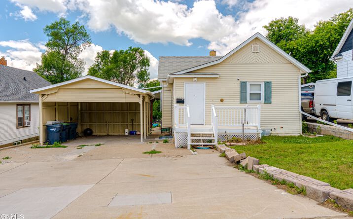 505 Collins Avenue, Mandan
