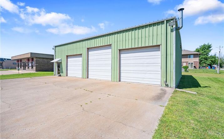 Pictures of Retail, Self Storage, Industrial property located at 902 Siggins Street, Coffeyville, KS 67337 for sales - image #1