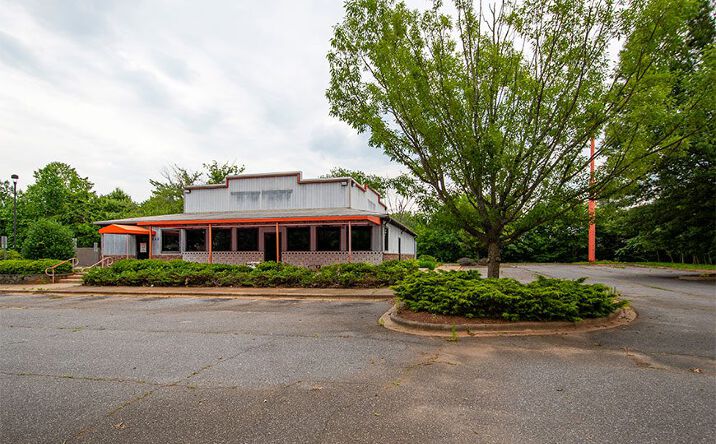 Pictures of Retail property located at 132 Gallery Center Drive, Mooresville, NC 28117 for sales - image #1