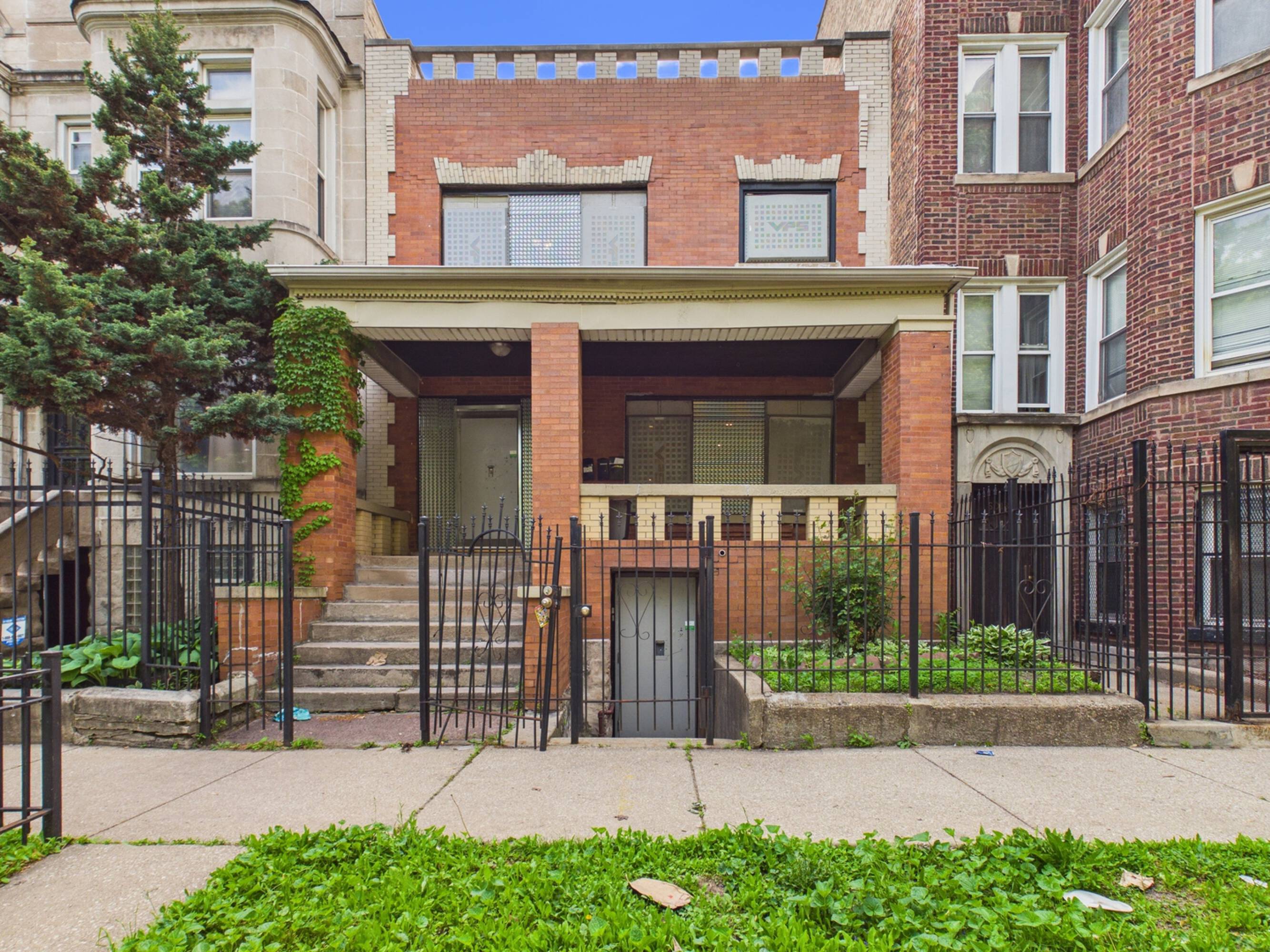 6020 S Vernon Ave  