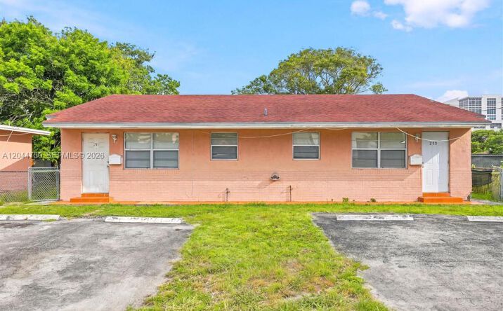 Pictures of Multifamily property located at 211 SE 10th St, Hallandale Beach, FL 33009 for sales - image #1