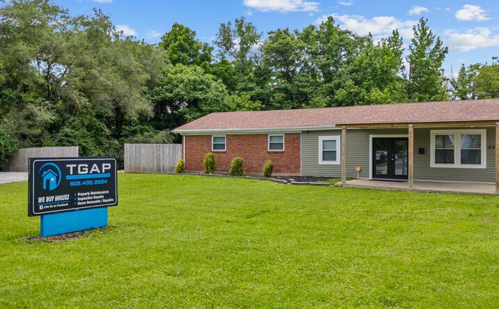 Pictures of Office property located at 2505 LINCOLN DR, CLARKSVILLE, IN 47129-1620 for sales - image #1