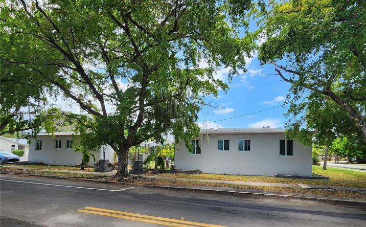 Pictures of Multifamily property located at 2000 Washington St, Hollywood, FL 33020 for sales - image #1
