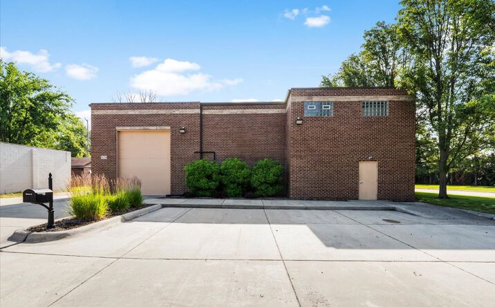 Pictures of Industrial property located at 32230 GARFIELD RD, FRASER, MI 48026-2253 for sales - image #1