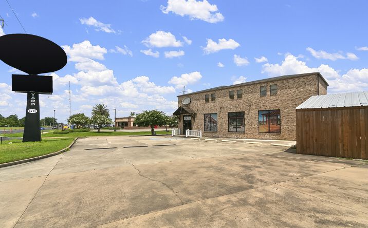 Pictures of Industrial, Retail property located at 4717 Airline Dr, Metairie, LA 70001 for sales - image #1