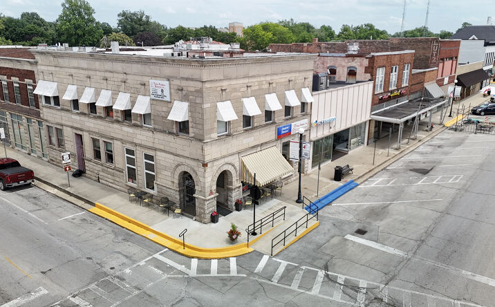 Pictures of Retail property located at 600 BROADWAY ST, LINCOLN, IL 62656-2722 for sales - image #1