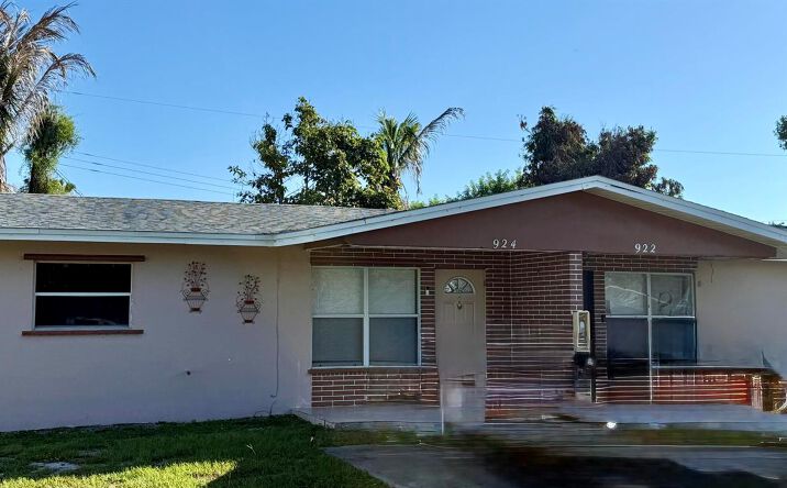 Pictures of Multifamily property located at 924 Skylark Drive, Fort Pierce, FL 34982 for sales - image #1