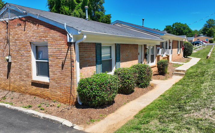 Pictures of Multifamily property located at 904 Lowdermilk Street, Greensboro, NC 27401 for sales - image #1