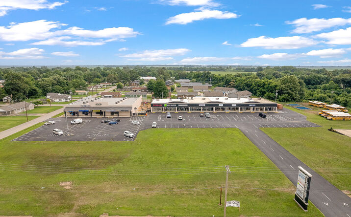 Pictures of Retail property located at 502 Cottonwood Plaza, Kennett, MO 63857 for sales - image #1