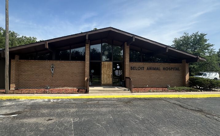 Pictures of Office property located at 1645 Blackhawk Boulevard, South Beloit, IL 61080 for sales - image #1