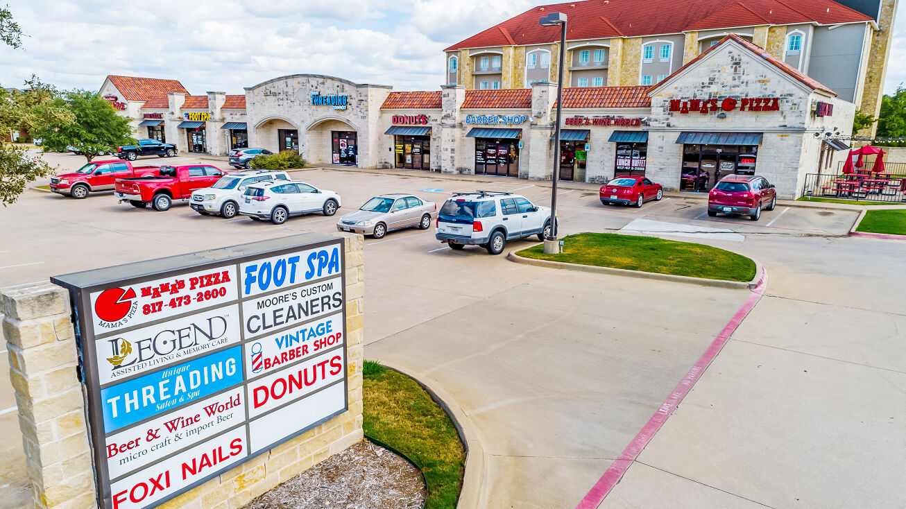 26 E Debbie Ln, Mansfield, TX 76063