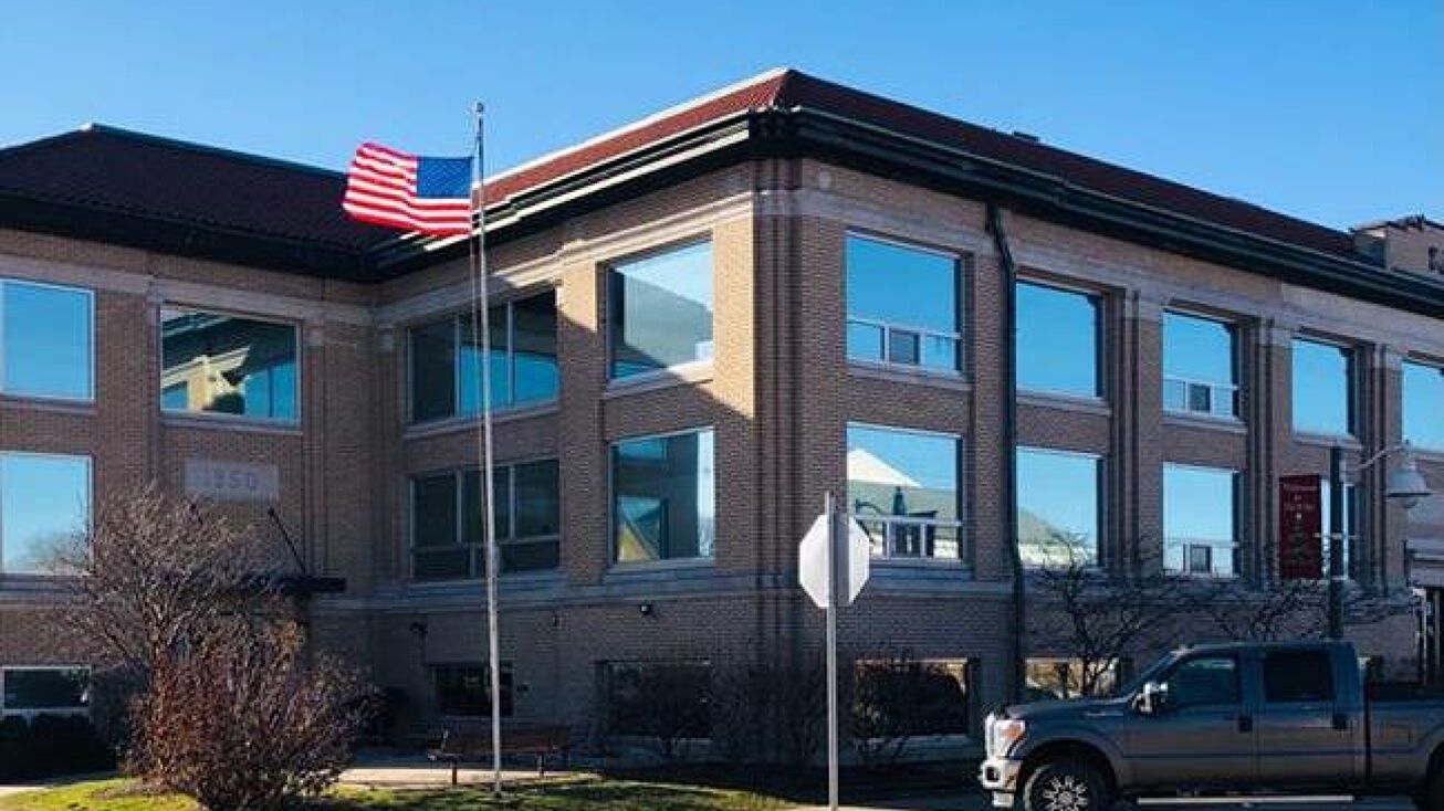 509 9th St, Dewitt, IA 52742