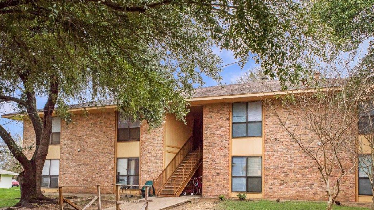 1708 W 4th St, Cameron, TX 76520