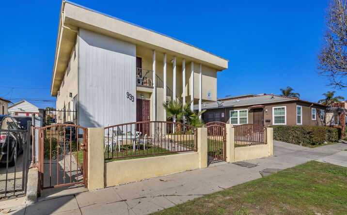 Pictures of Multifamily property located at 933 E Hyde Park Blvd, Inglewood, CA 90302 for comps - image #1