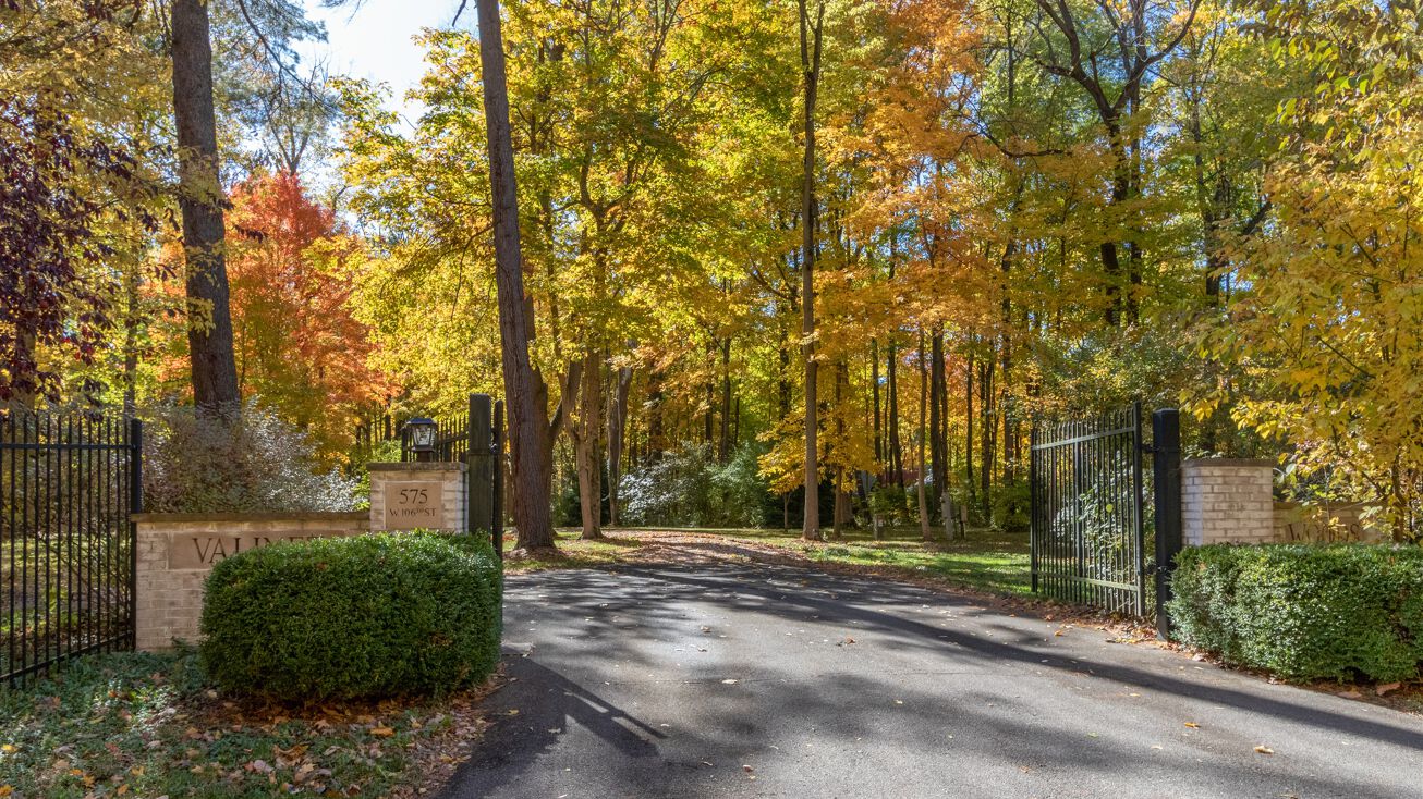 575 W 106th St, Carmel, IN 46032