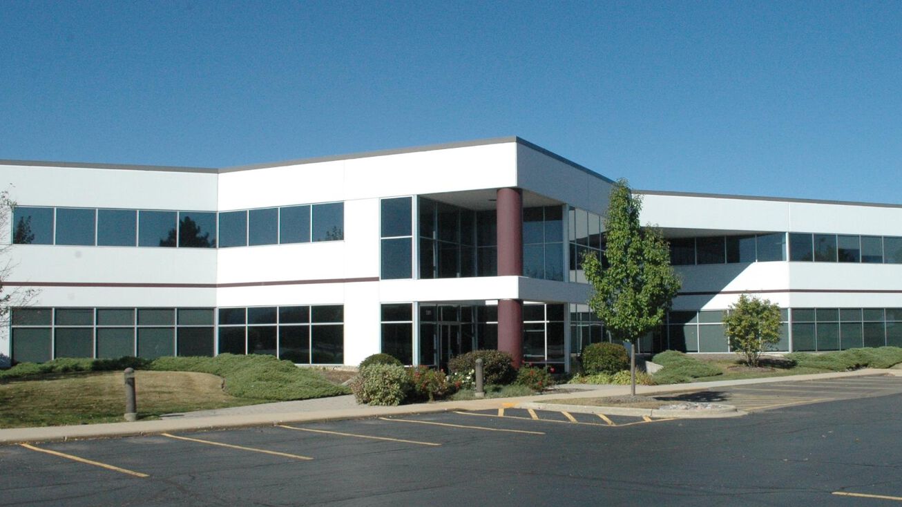 Pictures of Office property located at 1391 Corporate Dr, McHenry, IL 60050 for sales - image #1