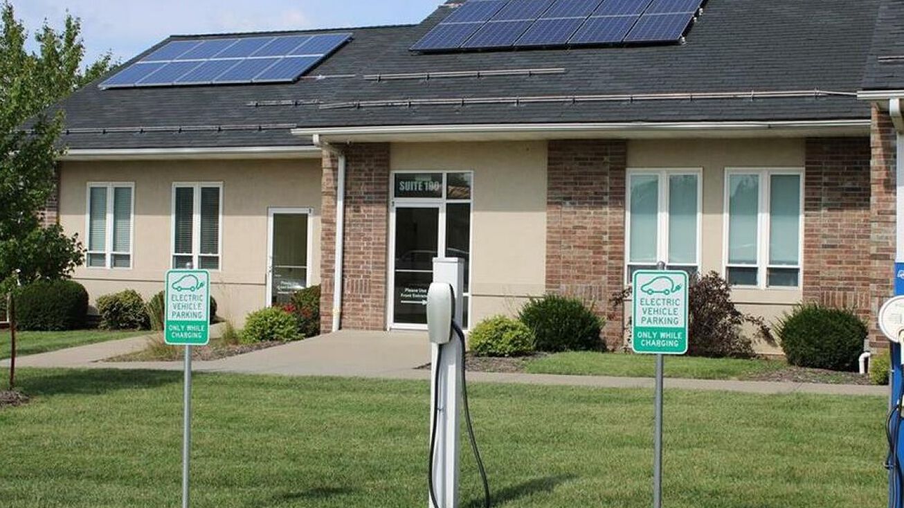 4031 NE Lakewood Ct, Lee's Summit, MO 64064