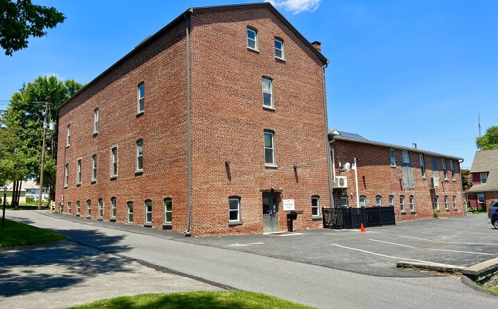 image of property at 1970 BROAD ST East Petersburg PA 17520-1102