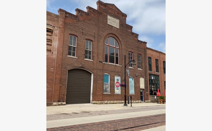 Pictures of Mixed Use property located at 975 Jackson St, Dubuque, IA 52001 for sales - image #1