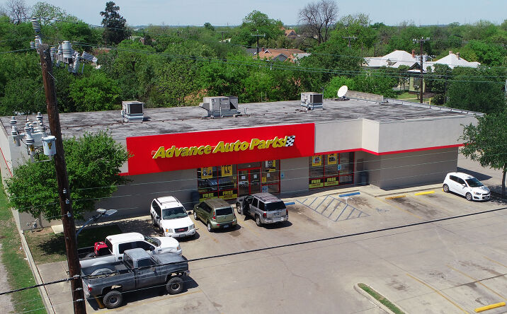 Pictures of Retail property located at 211 S Zarzamora St, San Antonio, TX 78207 for comps - image #1
